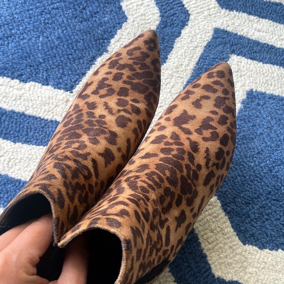 🐆 WILD DIVA LEOPARD PRINT BLACK TAN ANKLE BOOTIES! - Picture 5 of 12